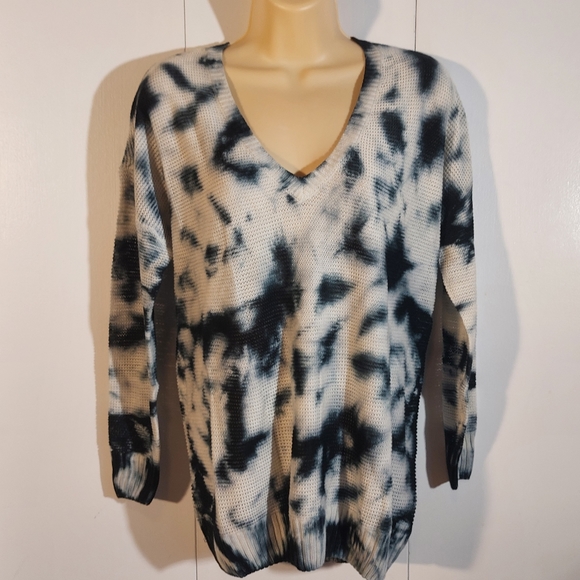 Torrid tie-dye pullover. (00) - Picture 3 of 10
